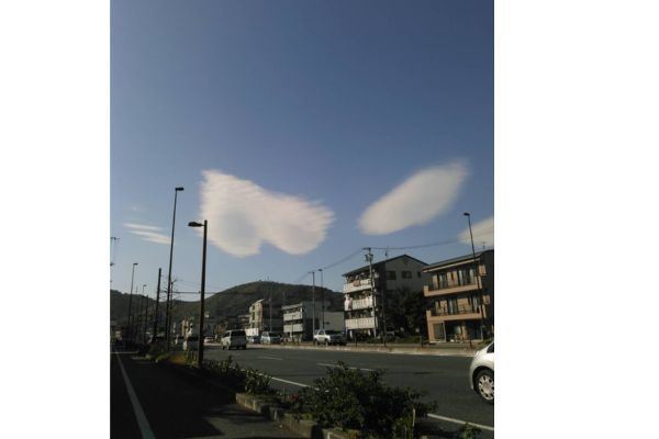 高知の空に浮かぶハート型の雲