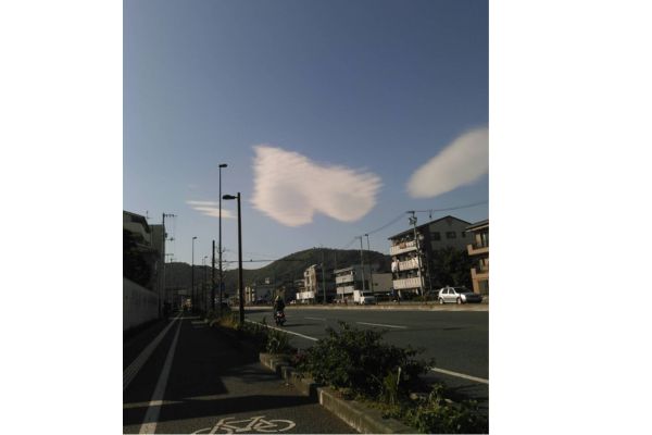高知の空に浮かぶハート型の雲