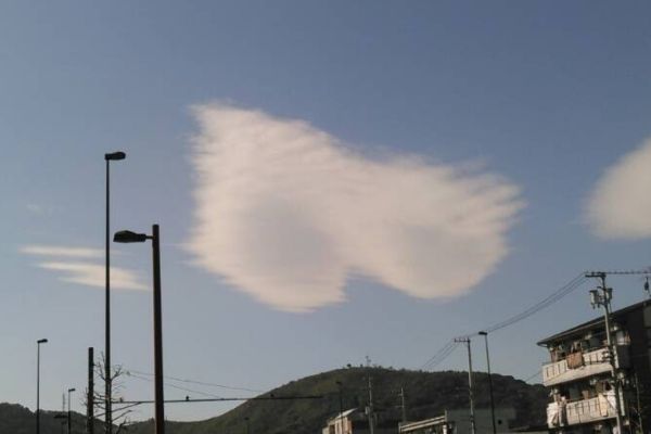 高知の空に浮かぶハート型の雲の拡大
