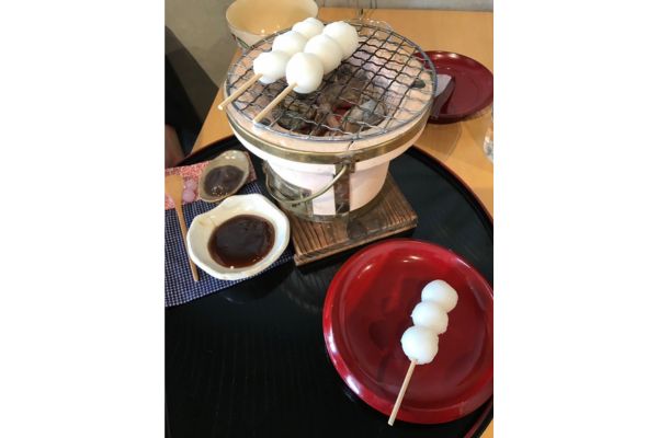 御菓子司　新月の串団子を七輪で焼いている所